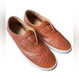 Bueno Womens Size 42 US 11- 11.5Denmark Buttery Leather Slip-On Sneakers Tan.